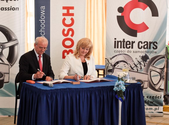 Członek Zarządu Inter Cars SA, Witold Kmieciak oraz Dyrektor CKP w Siedlcach, Bożena Wyrębiak podpisują umowę o wzajemnej współpracy.jpg
